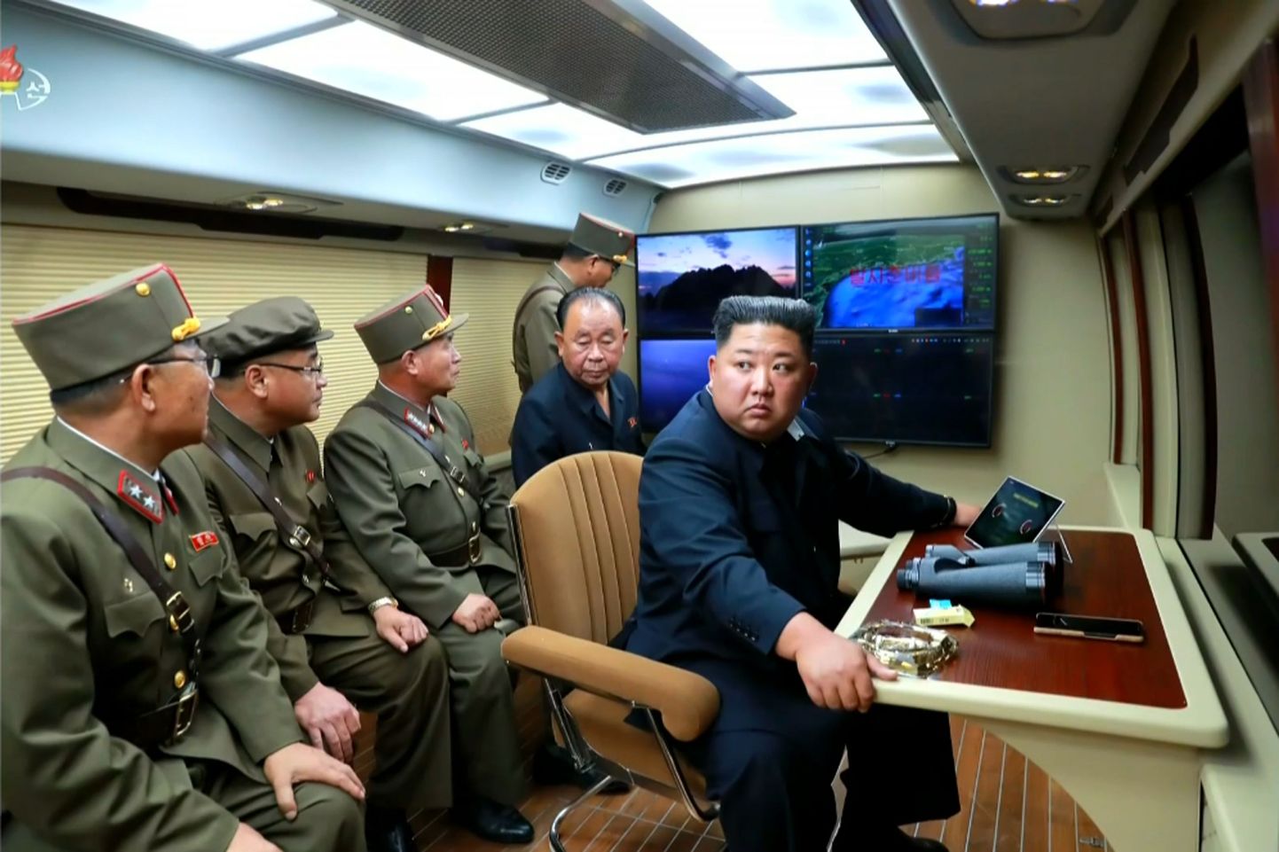 Põhja-Korea liider Kim Jong-un juhatamas lühimaarakettide katsetust kolmapäeval. Foto avaldas päev hiljem Põhja-Korea riiklik uudisteagentuur KCNA.