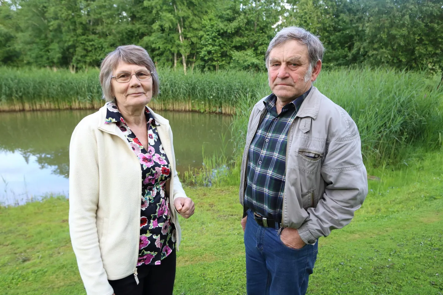 Reet ja Henn Järv koduaias tiigi kaldal.