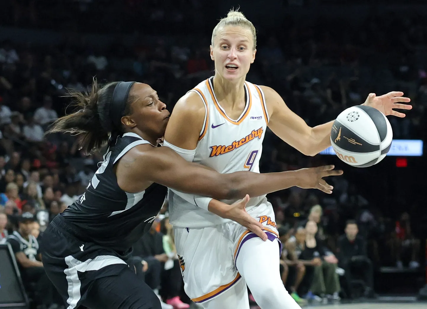Latvijas basketboliste Kitija Laksa