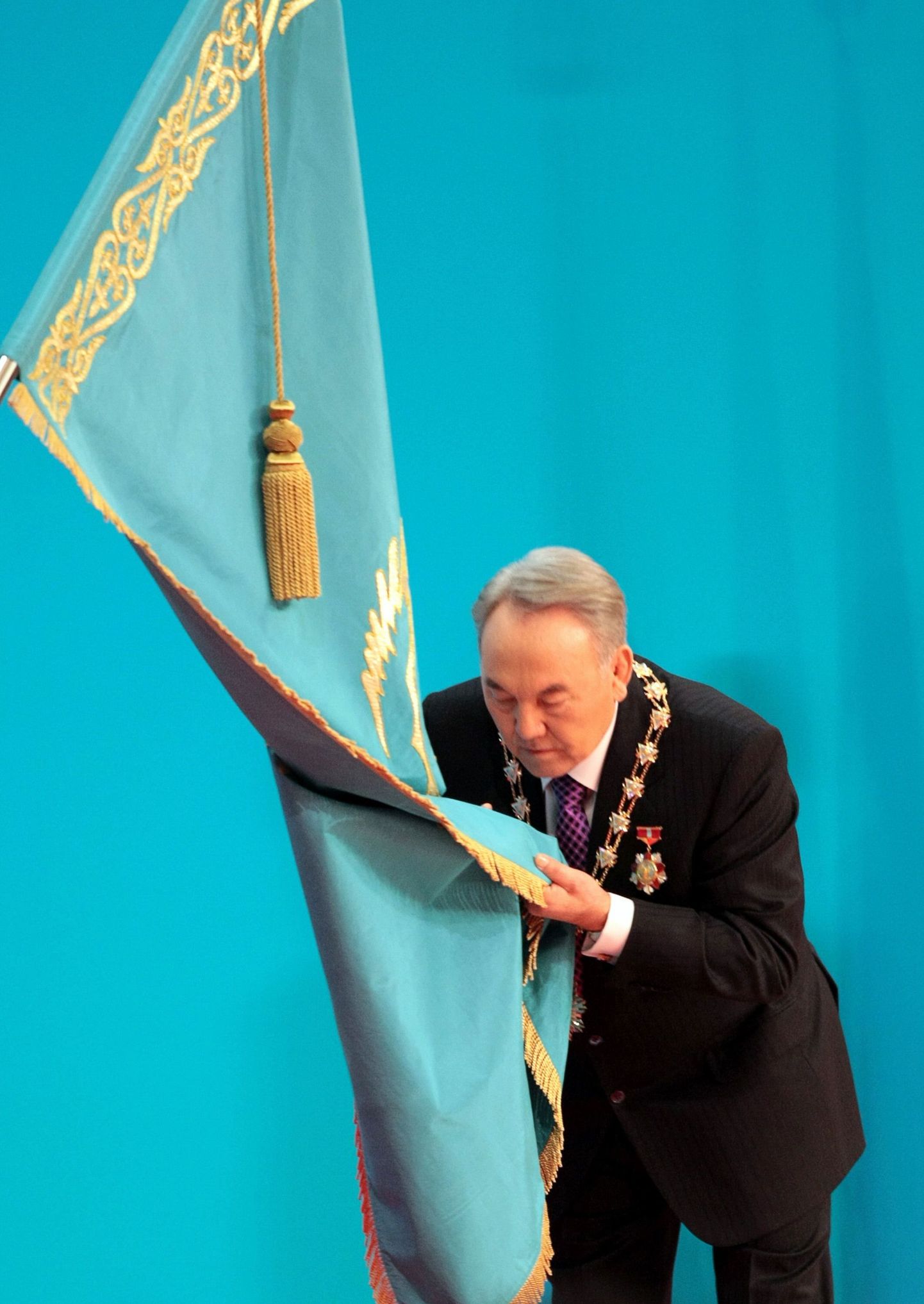 Kasahstani president Nursultan Nazarbajev suudleb riigilippu ametivande andmisel Astanas.