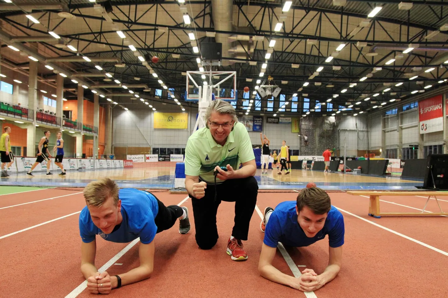 Kergejõustikutreener Jaanus Kriisk (keskel) on valmis rakendama oma ideid terve Eesti spordi hüvanguks.