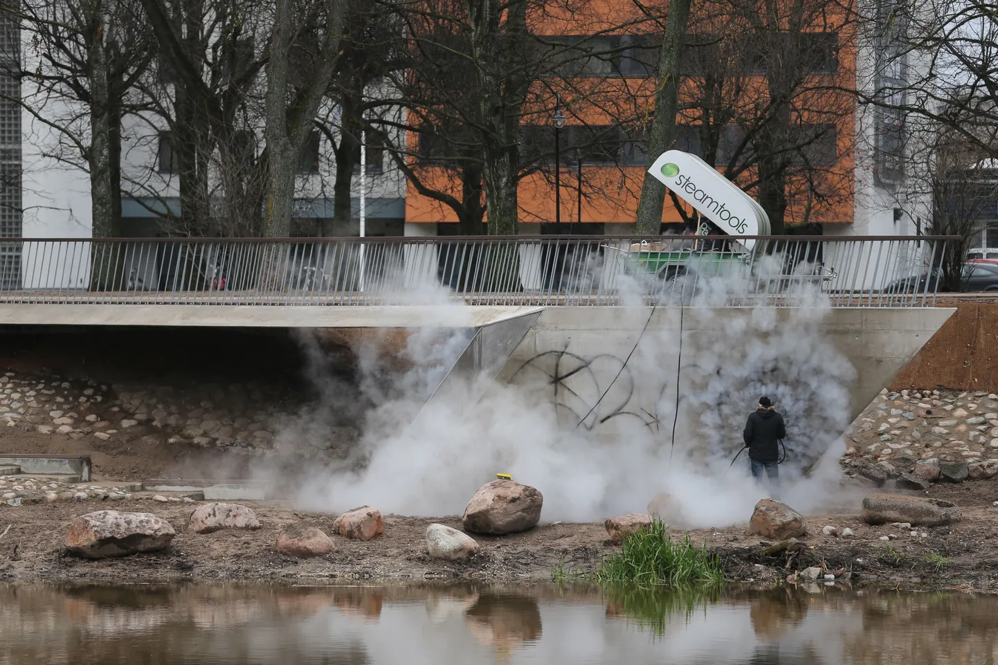 Grafiti eemaldamine Emajõe äärde rajatud vaateplatvormilt.