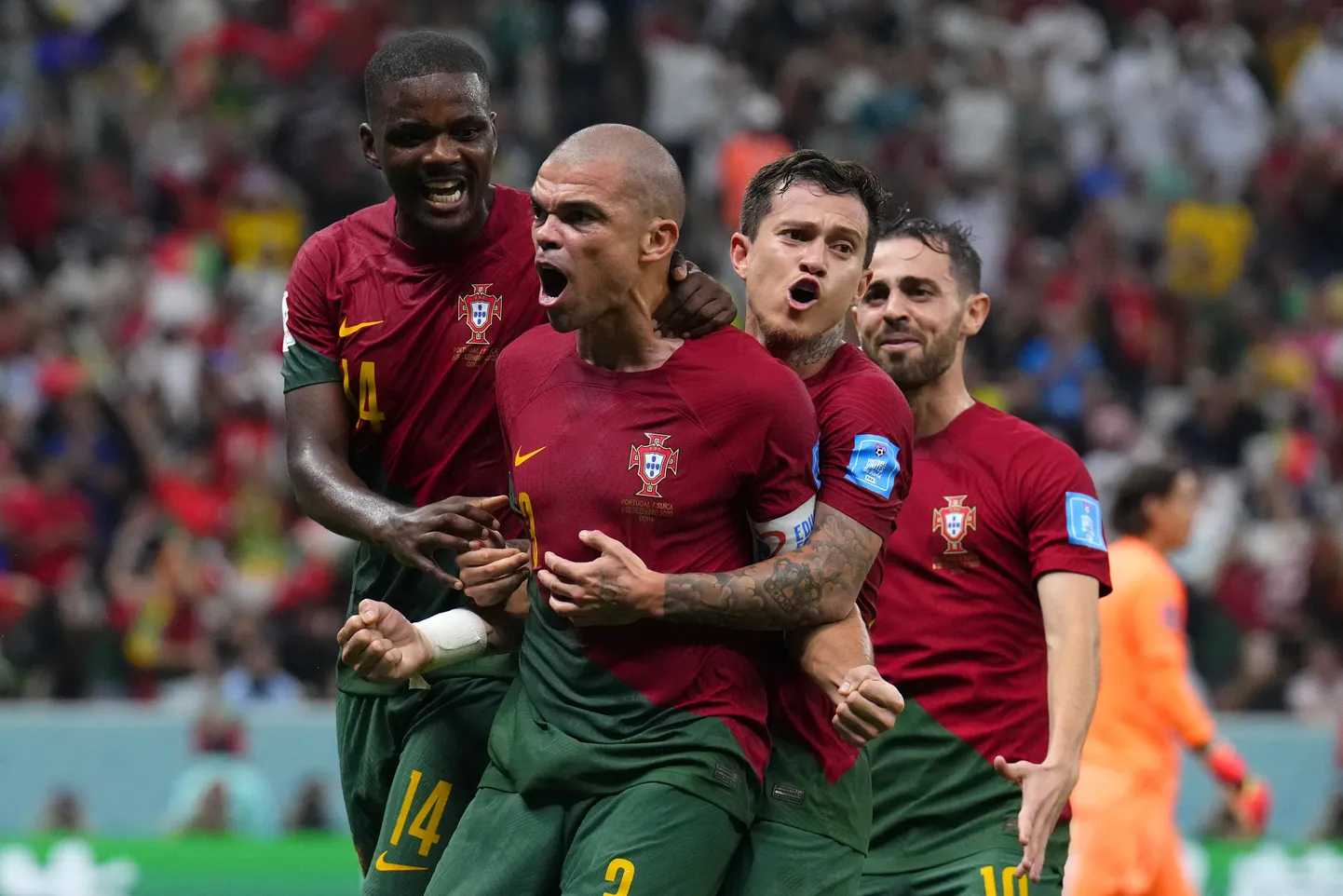 Pepe (keskel) koos meeskonnakaaslastega väravat tähistamas.