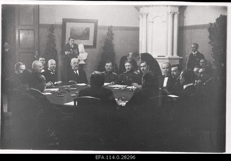 Переговоры перед подписанием Тартуского мира. Яан Поска - в центре, пятый слева.