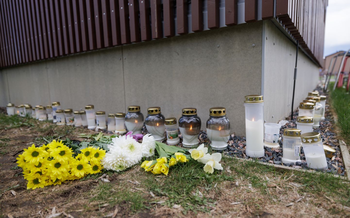 01.05.2023, Aruküla
Lilled ja küünlad Aruküla staadionil, tapmispaigal.
Foto Mihkel Maripuu, Postimees