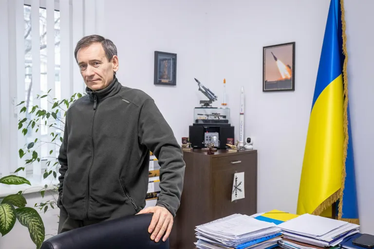 Член парламентского комитета Украины по вопросам обороны, безопасности и разведки Федор Вениславский признал, что ситуация с дезертирами остается такой же тяжелой, как и осенью. Но, по его словам, она, по крайней мере, не ухудшилась. В качестве одного из решений он предлагает декриминализировать дезертирство в тех случаях, если военнослужащий, самовольно покинувший фронт, добровольно возвращается на службу.