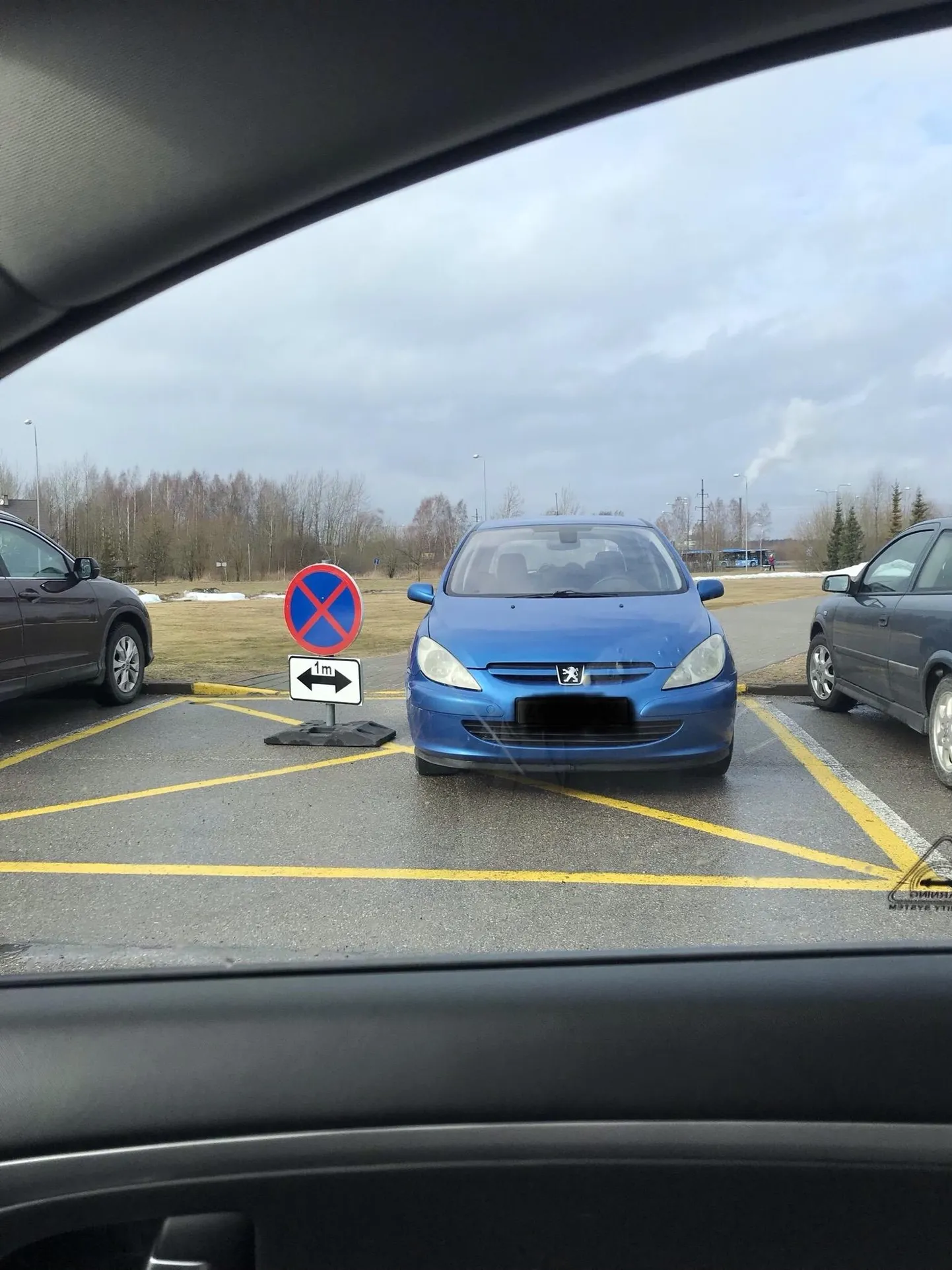 “Täpselt nii on sunnitud inimesed enda auto parkima, pilt tehtud täna haigla EMO parklas. Ja Urmas Sule arvates probleemi ei ole ...”