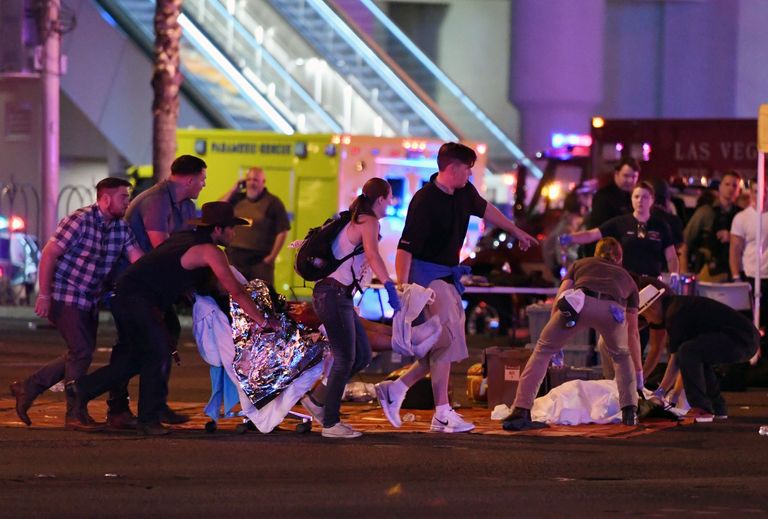 Las Vegase tulistamisest eluga pääsenud abistavad vigastada saanut