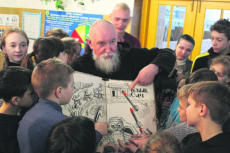 Анатолий Лютюк демонстрирует школьникам из Ивано-Франковска «Книгу доброты».