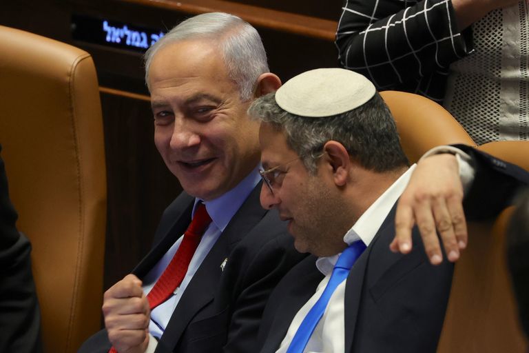Iisraeli parempoolne peaminister Benjamin Netanyahu (vasakul) ja riikliku julgeoleku minister Itamar Ben-Gvir vastuolulise justiitsreformi hääletusel knessetis 22. veebruaril.