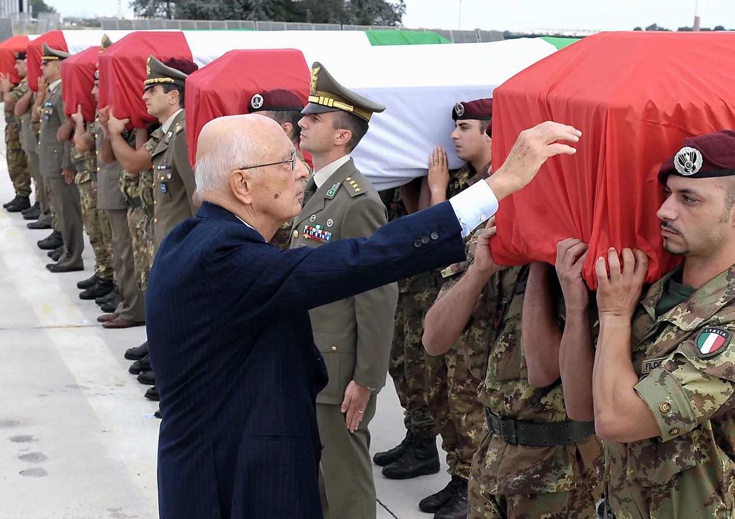 Itaalia president Giorgio Napolitano avaldamas austust kuuele 17. septembril langenud sõdurile.