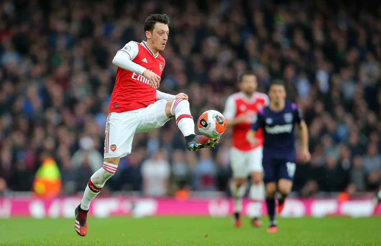 Mesut Özil ei taha oma 350 000 naela suurust nädalapalka vähendada.