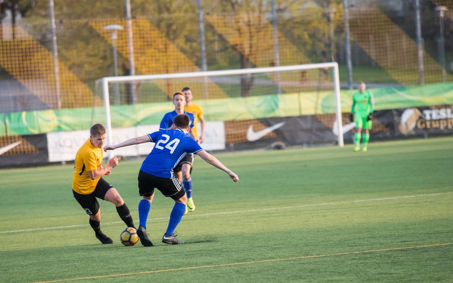 Pühapäevane suvepealinnas peetud Eesti esiliiga kohtumine lõppes Rakvere JK Tarvas meeskonnale (kollases) 0:5 kaotusega sealse Pärnu JK Vaprus vastu.