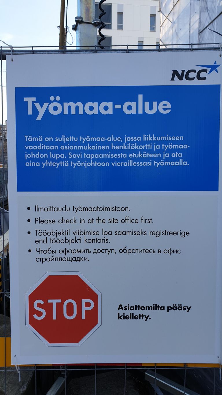 На строительной площадке в Хельсинки инфотаблички продублированы на четырех языках.