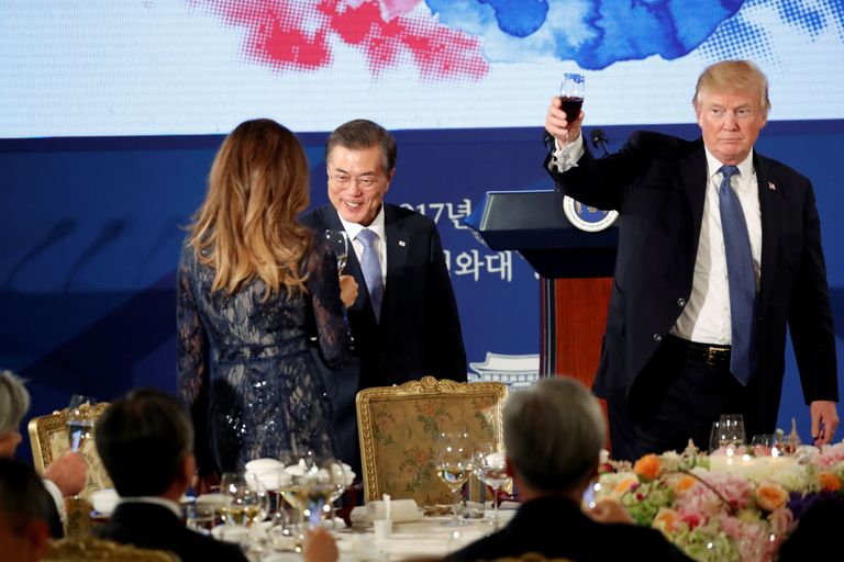 USA president Donald Trump (paremal) Lõuna-Korea presidendi Moon Jae-ini (keskel) korraldatud õhtusöögil Soulis.