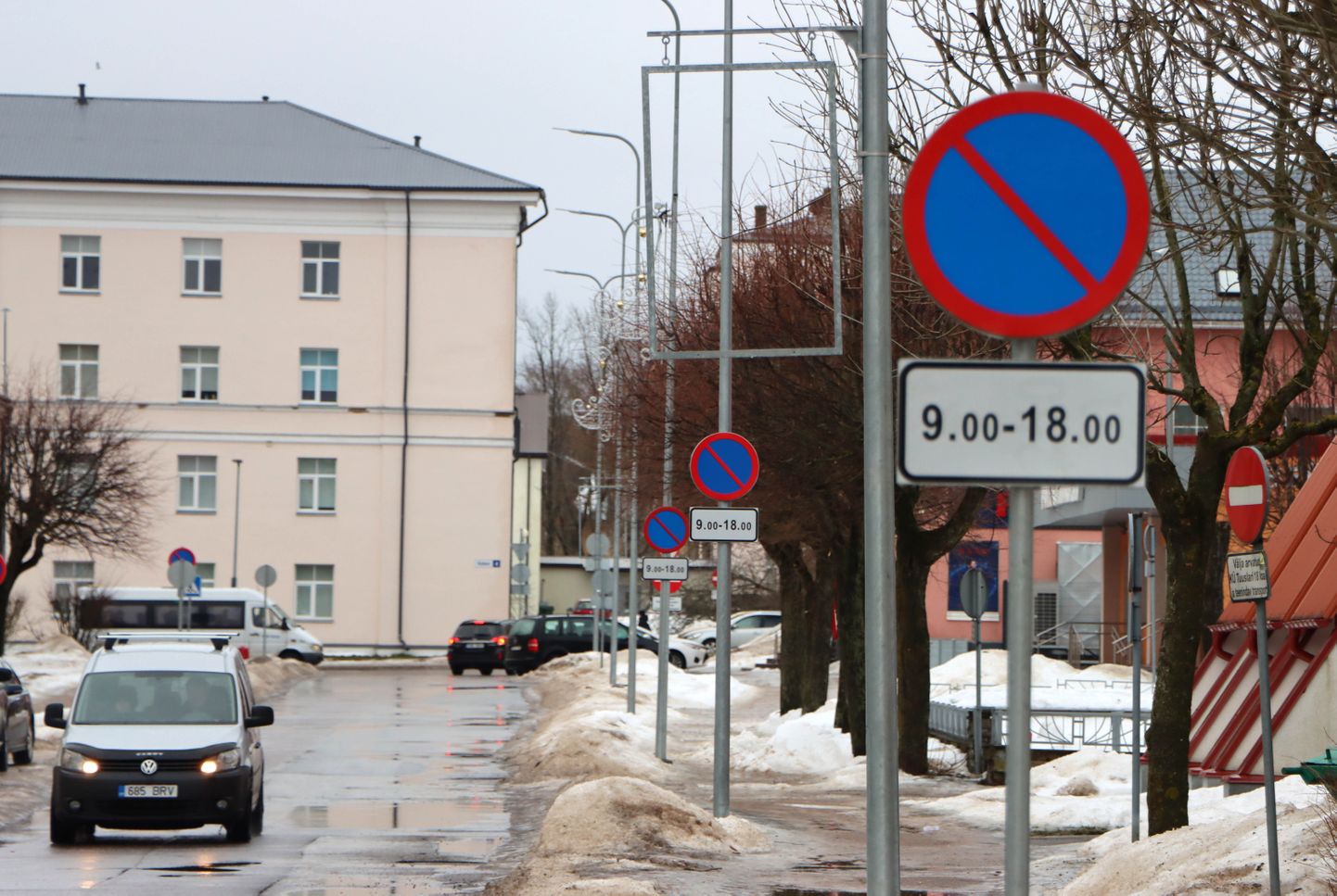 Фото иллюстративное: зимой ограничительных знаков на городских улицах, особенно узких, становится больше.