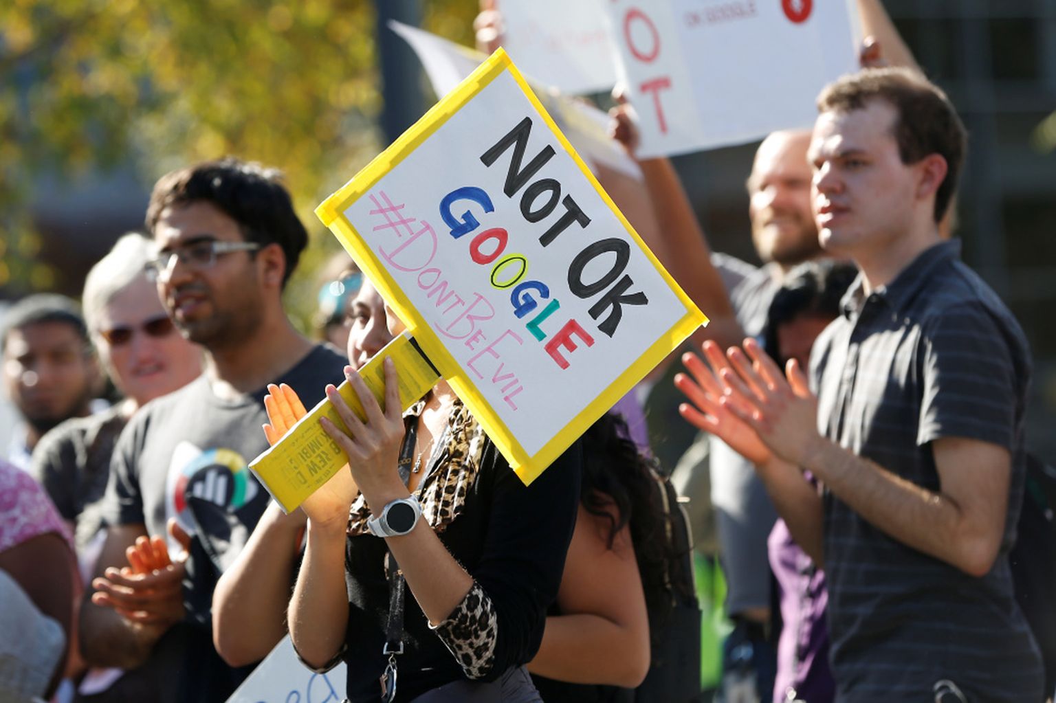Google darbinieku protests par kompānijas vadības izmaksāto atlaišanas pabalstu 90 miljonu vērtībā seksuālā uzmācībā apsūdzētajam Endijam Rubinam