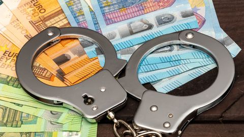 Bankas darbiniece 17 gadus veikusi nelikumīgas darbības ar klientu līdzekļiem