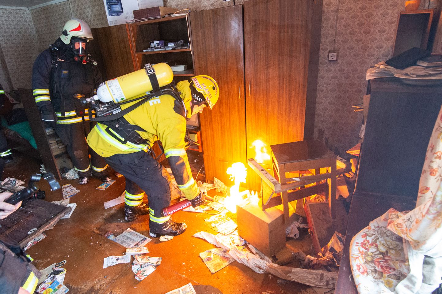 Пожар в жилой комнате. Фото носит иллюстративный характер и было сделано во время спасательных учений в 2022 году.