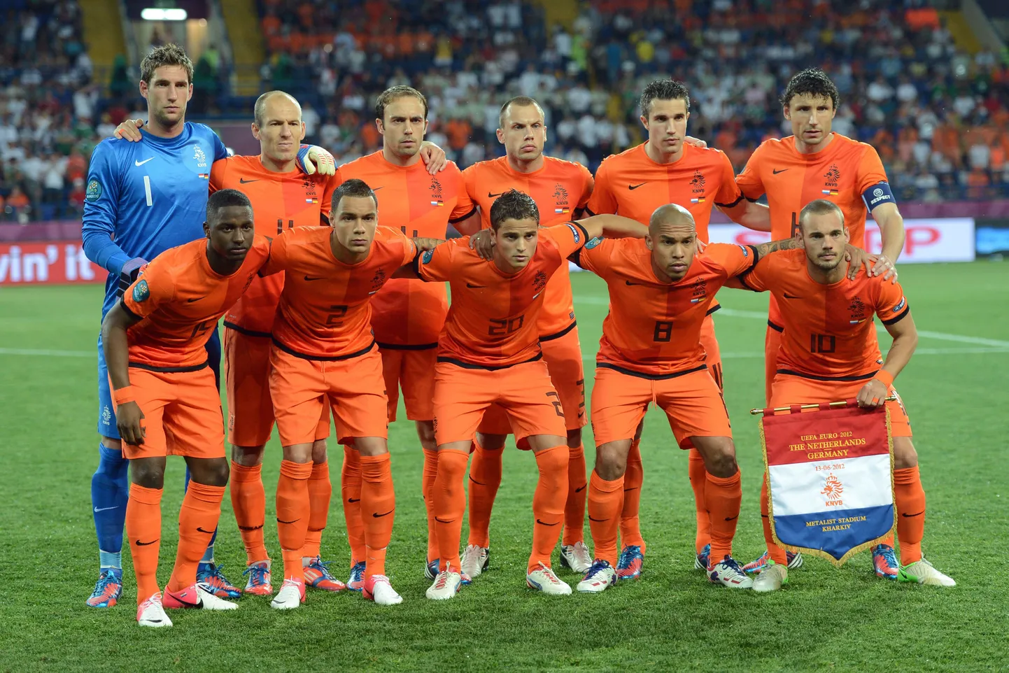 Hollandi koondis - (alates vaskult tagumisest reast) väravavaht Maarten Stekelenburg, keskväljakumängija Arjen Robben, kaitsja Joris Mathijsen, kaitsja John Heitinga, ründaja Robin van Persie, keskväljakumängija Mark van Bommel, kaitsja Jetro Willems, kaitsja Gregory van der Wiel, ründaja Ibrahim Afellay, keskväljakumängija Nigel de Jong ja keskväljakumängija Wesley Sneijder