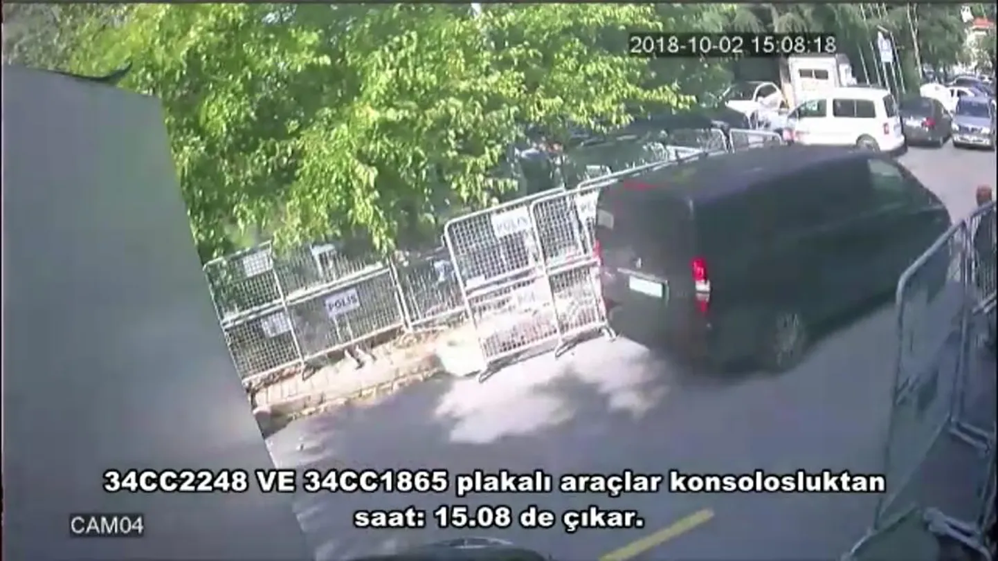 Kaader valvekaamerasalvestisest, kus kaubik lahkub konsulaadihoonest.