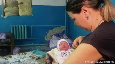 Мама с новорожденным младенцем в подвале роддома в Харькове (февраль 2022 года)
