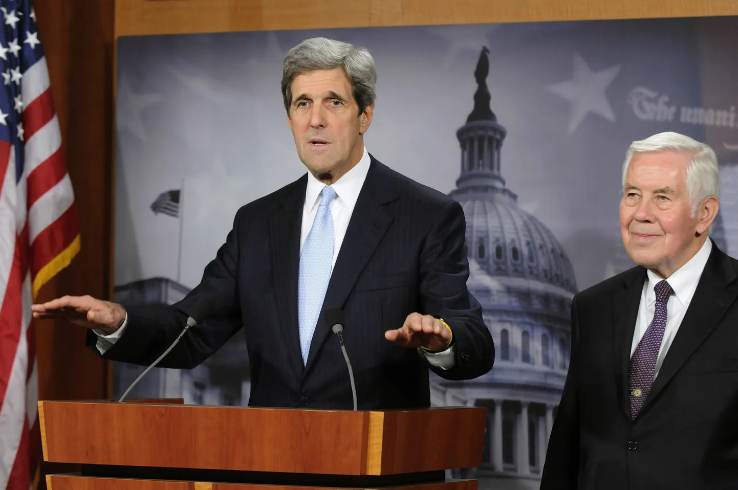 Senaatorid John Kerry (demokraat, vasakul) ja Richard Lugar (vabariiklane) pärast STRAT-leppe ratifitseerimist toimunud pressikonverentsil.
