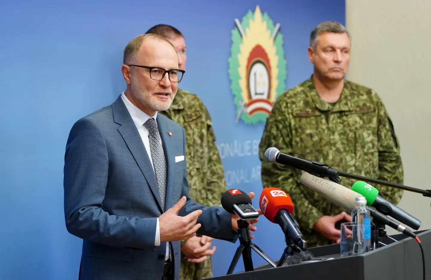 Aizsardzības ministrs Andris Sprūds (no kreisās), Gaisa spēku komandieris pulkvedis Viesturs Masulis un Nacionālo bruņoto spēku komandieris ģenerālleitnants Leonīds Kalniņš piedalās aizsardzības nozares preses brīfingā Aizsardzības ministrijā, kurā informē par Rēzeknes novadā nokritušo bezpilota lidaparātu.