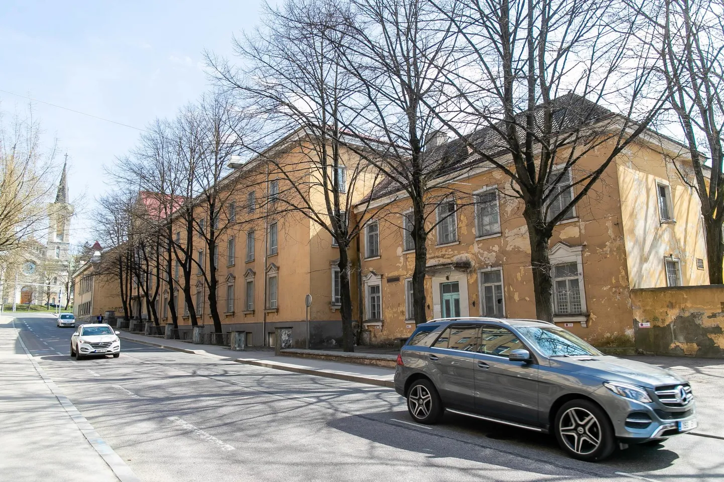 Рядом с главным зданием КаПо на улице Луйзе находится старое школьное здание, вместо которого хотят построить расширение для главного здания.
