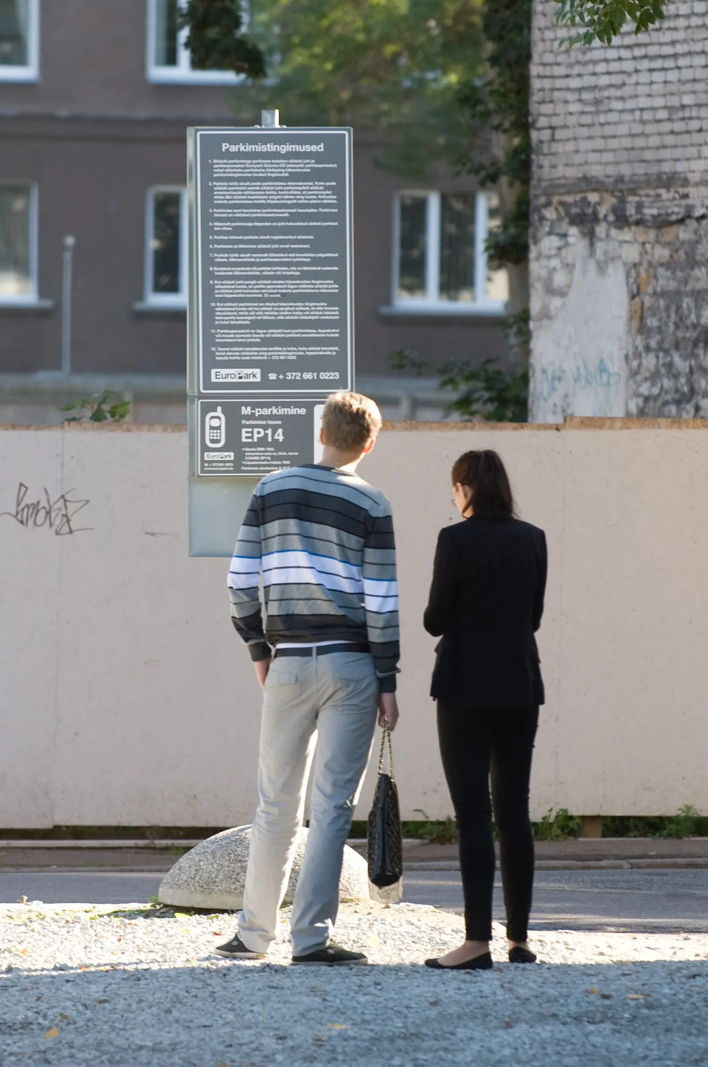 Linn nõuab, et Europark eemaldaks Sakala ja Kentmanni tänavate nurgal olevast parklast kõik infotahvlid.