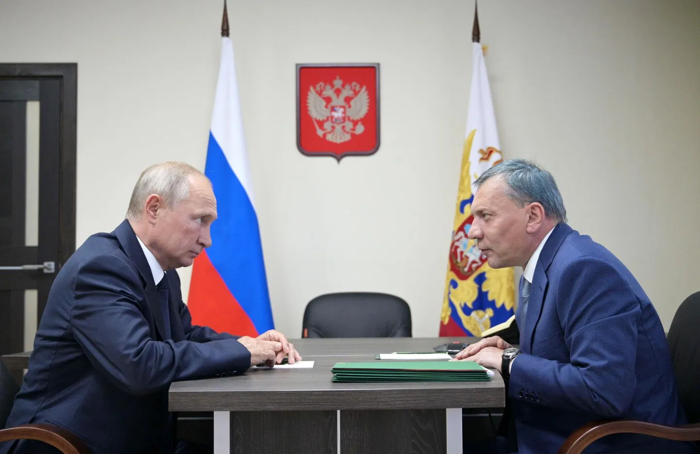 Vene president Vladimir Putin kohtumas asepeaministri Juri Borissoviga Krimmis. Mullu Putini alla kirjutatud määruse järgi on keelatud välismaalastel omada maad 80 protsendil Krimmi poolsaarest. 