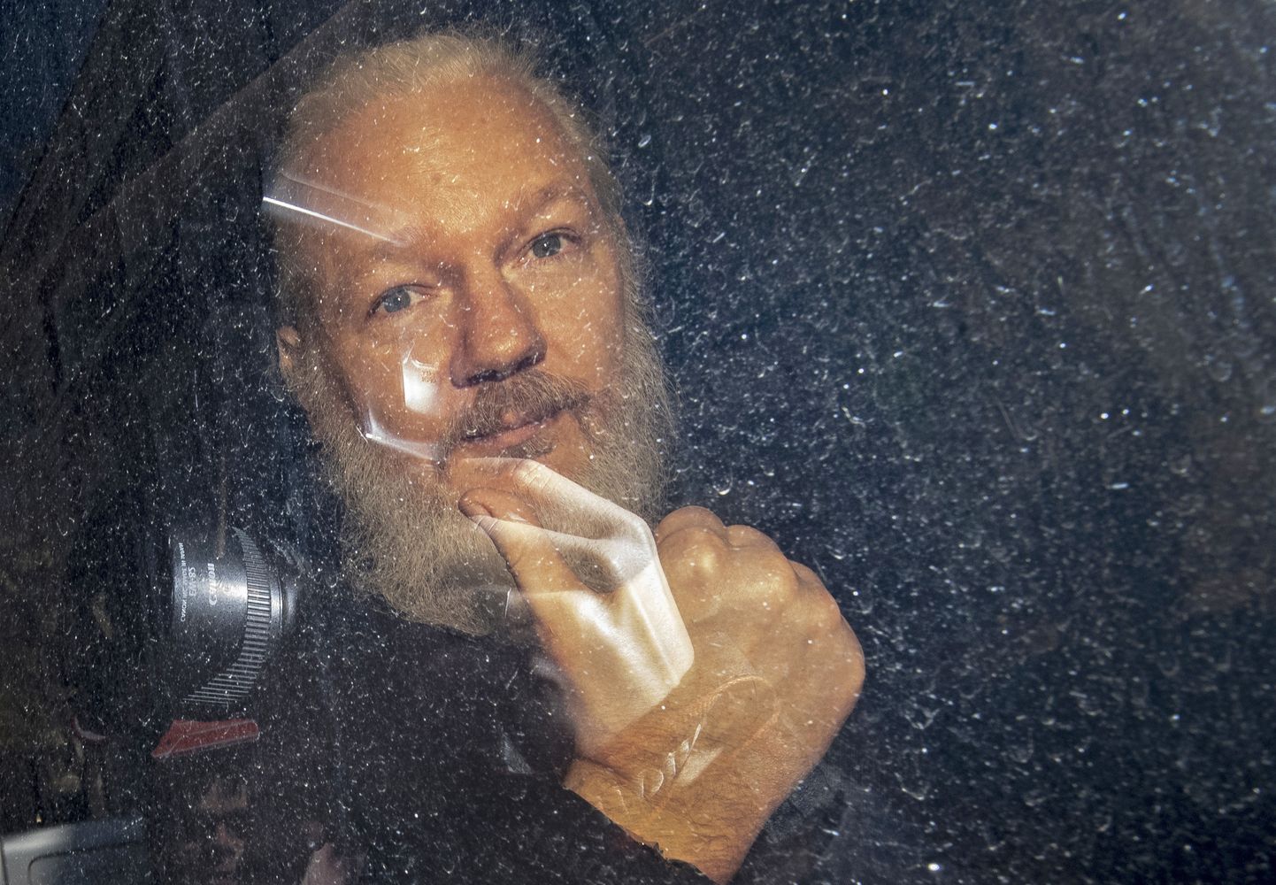 WikiLeaksi asutaja Julian Assange fotol, mis pärineb 11. aprillist, kui Londoni politsei ta Ecuadori saatkonnas vahi alla võttis.