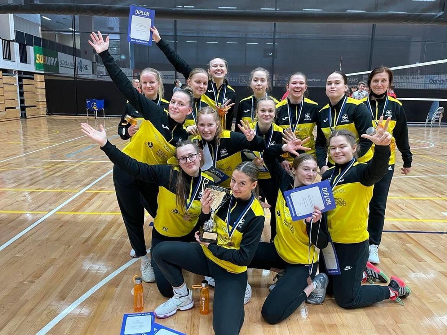 Viljandi spordikool/VilVol saavutas nädalavahetusel Tallinnas peetud kuni 20-aastaste neidude Swedbanki karikavõistluste esimesel finaalturniiril kolmanda koha.