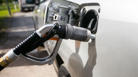 Gaasiauto jäi Paide tanklas tankuri külge lõksu