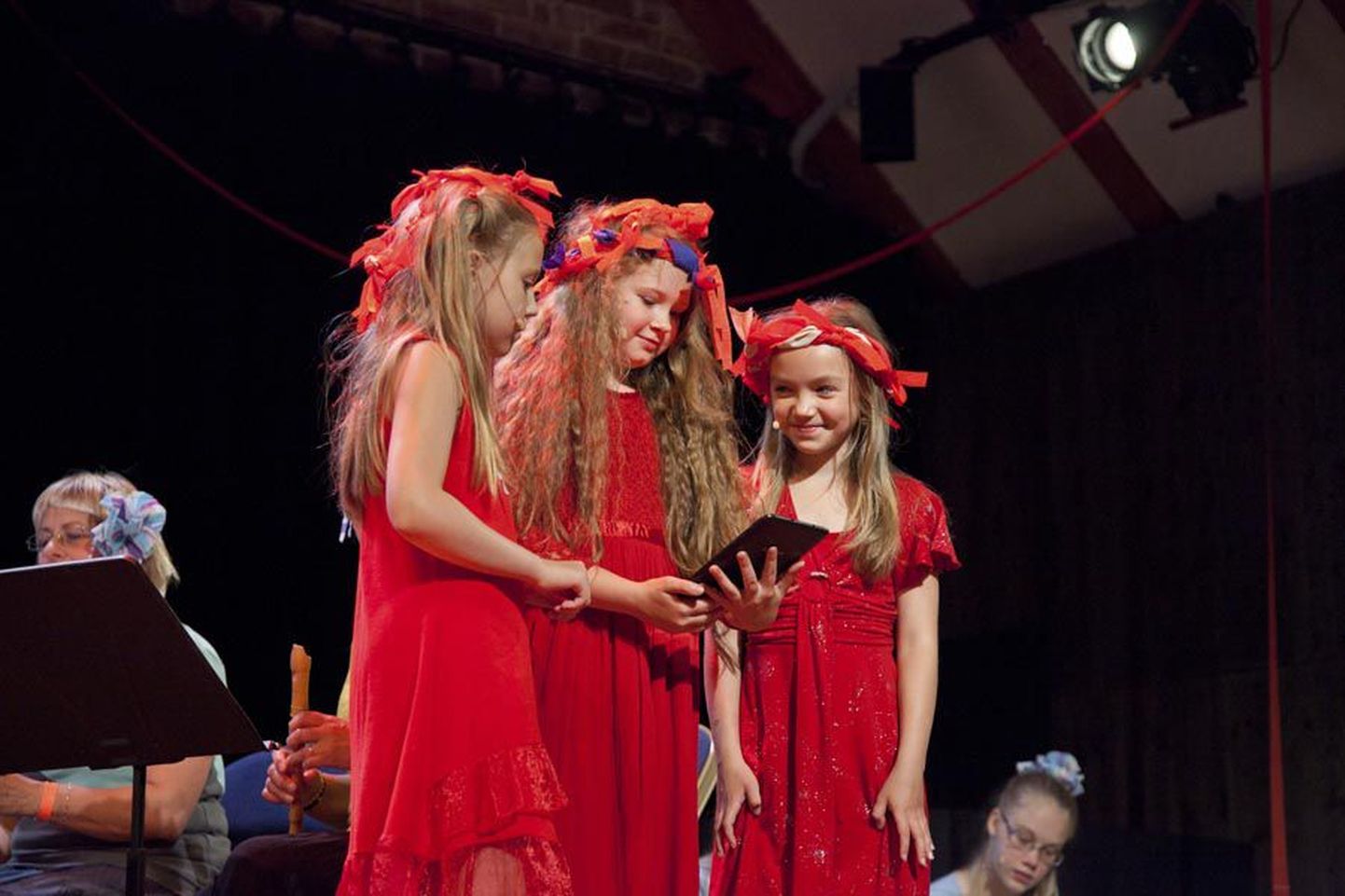 Kolm Punamütsikest: Reti Noorhani (vasakult), Annabel Punder ja Keitlin Sihv.