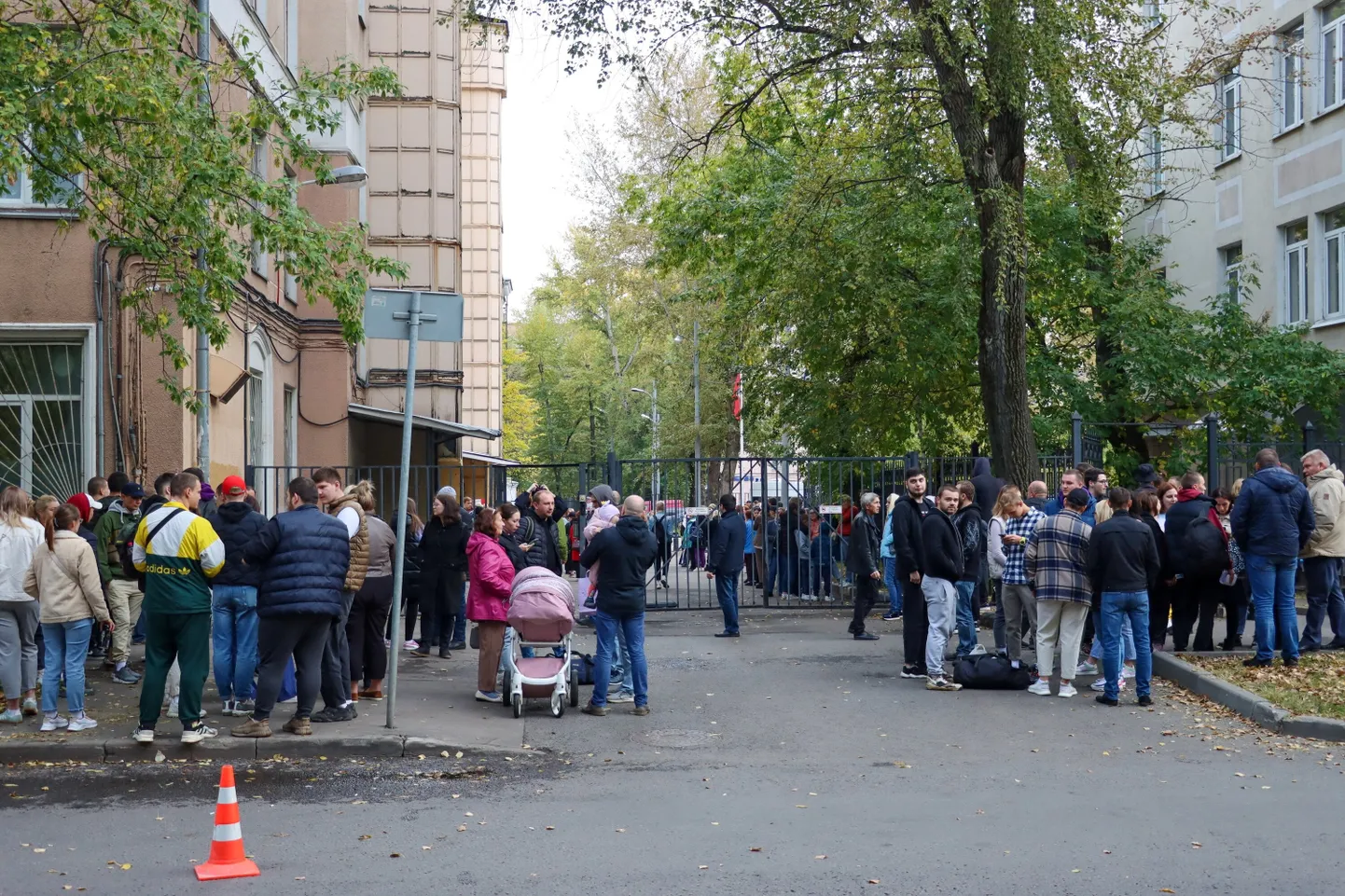 Osalise mobilisatsiooni ajal Venemaa armeesse kutsutud mehed jätmas hüvasti oma sugulastega ja tuttavatega sõjaväekomissariaadi ees Moskvas.