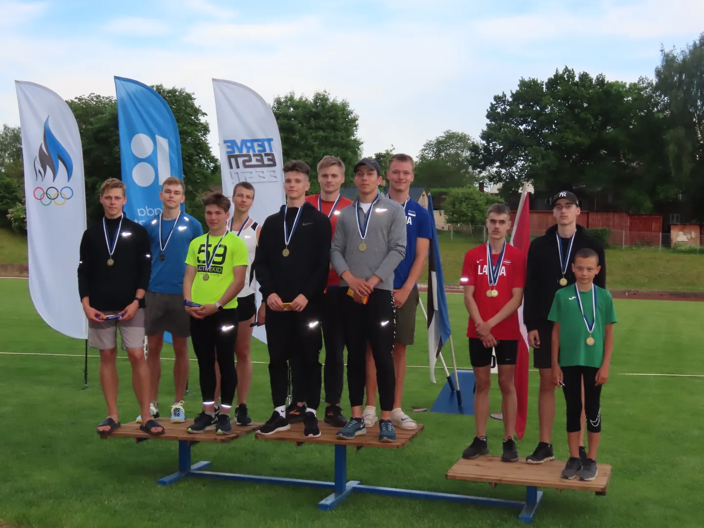 Meeste 4x100m teatejooksu autasustamine.