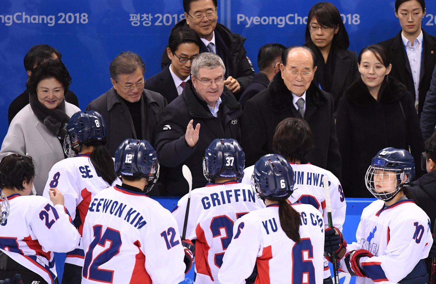 Lõuna-Korea president Moon Jae-in (vasakult teine), ROKi president Thomas Bach (keskel) ja Põhja-Korea tseremoniaalne juht Kim Jong-nam ning Põhja-korea liidri õde Kim Yo-jong.