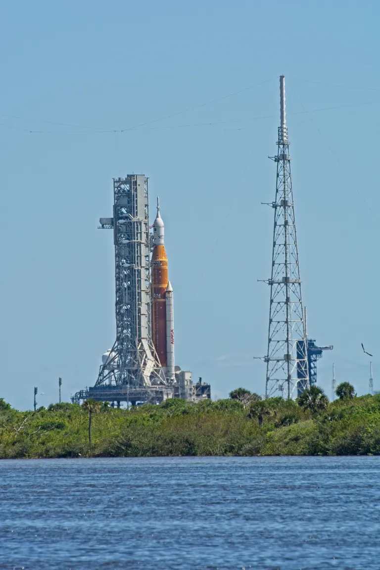 NASA mehitamata kosmoselaev Orion, mis startis 2022. aasta 16. novembril Kuu orbiidile ning naasis sama aasta 11. detsembril. Mehitatud lend Kuule on plaanis 2025. aastal.