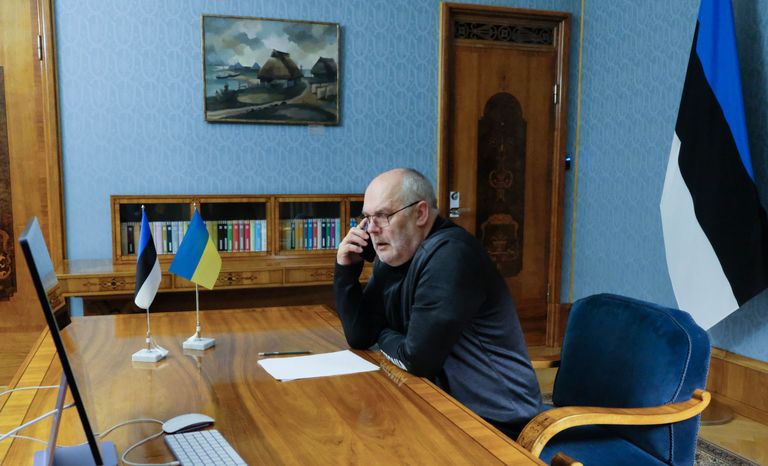 Президент Эстонии Алар Карис во время телефонного разговора с президентом Украины Владимиром Зеленским 10 января 2023 года.
