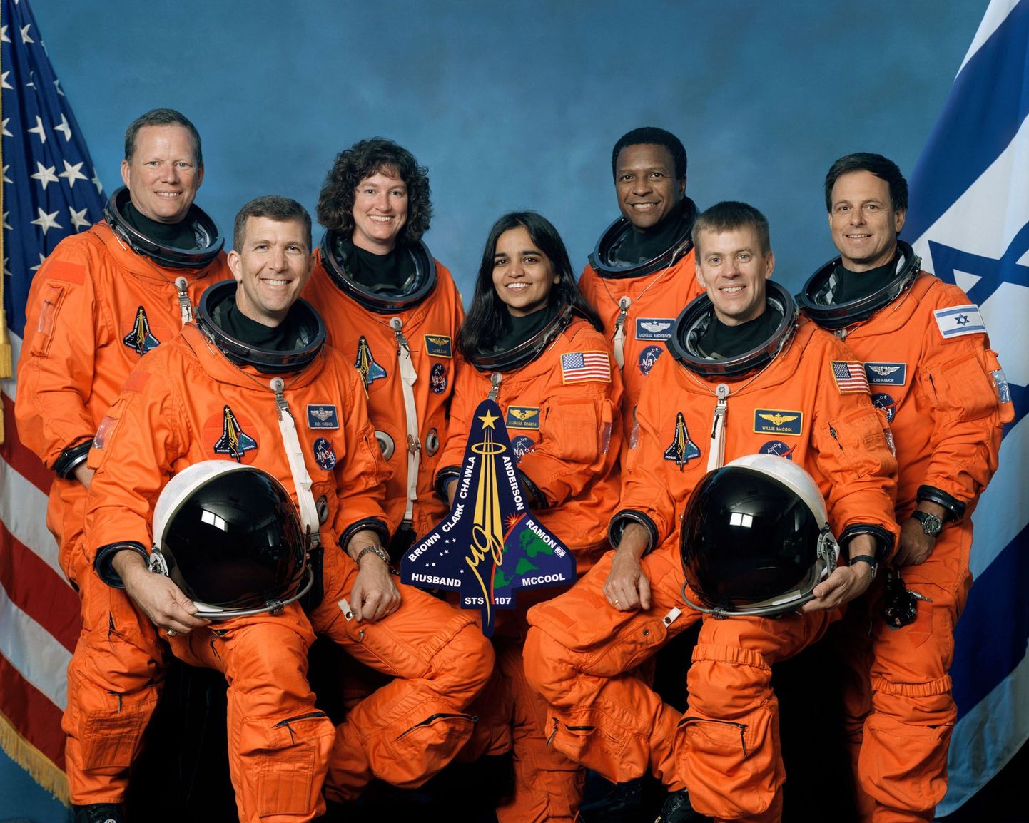NASA foto kosmosesüstiku Columbia meeskonnast (vasakult paremale) - esireas Rick Husband, Kalpana Chawla ja William McCool. Tagareas David Brown, Laurel Clark, Michael Anderson ja  Iisraeli astronaut Ilan Ramon