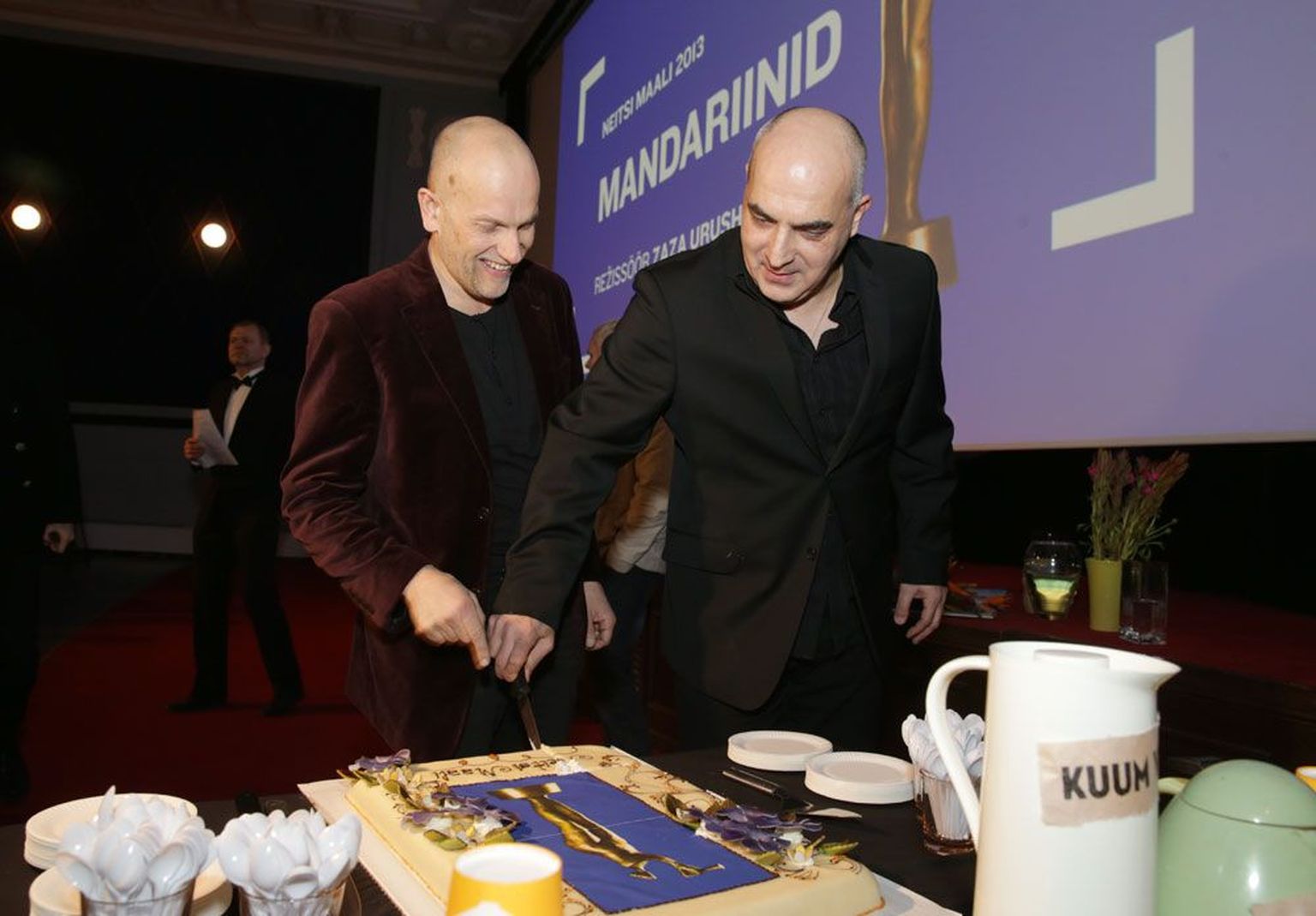 Sel nädalal juba kaks ahuhinda noppinud filmi «Mandariinid» produtsent Ivo Felt ja režissöör Zaza Urušadze lõikamas lahti Eesti Filmiajakirjanike Ühingu torti.