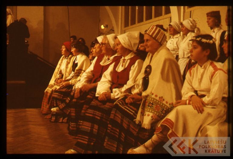 Novadu sadziedāšanās. Krišjāņa Barona 150. gadskārtai veltītais koncerts kultūras pilī "Ziemeļblāzma". 1985. gada novembris. 
