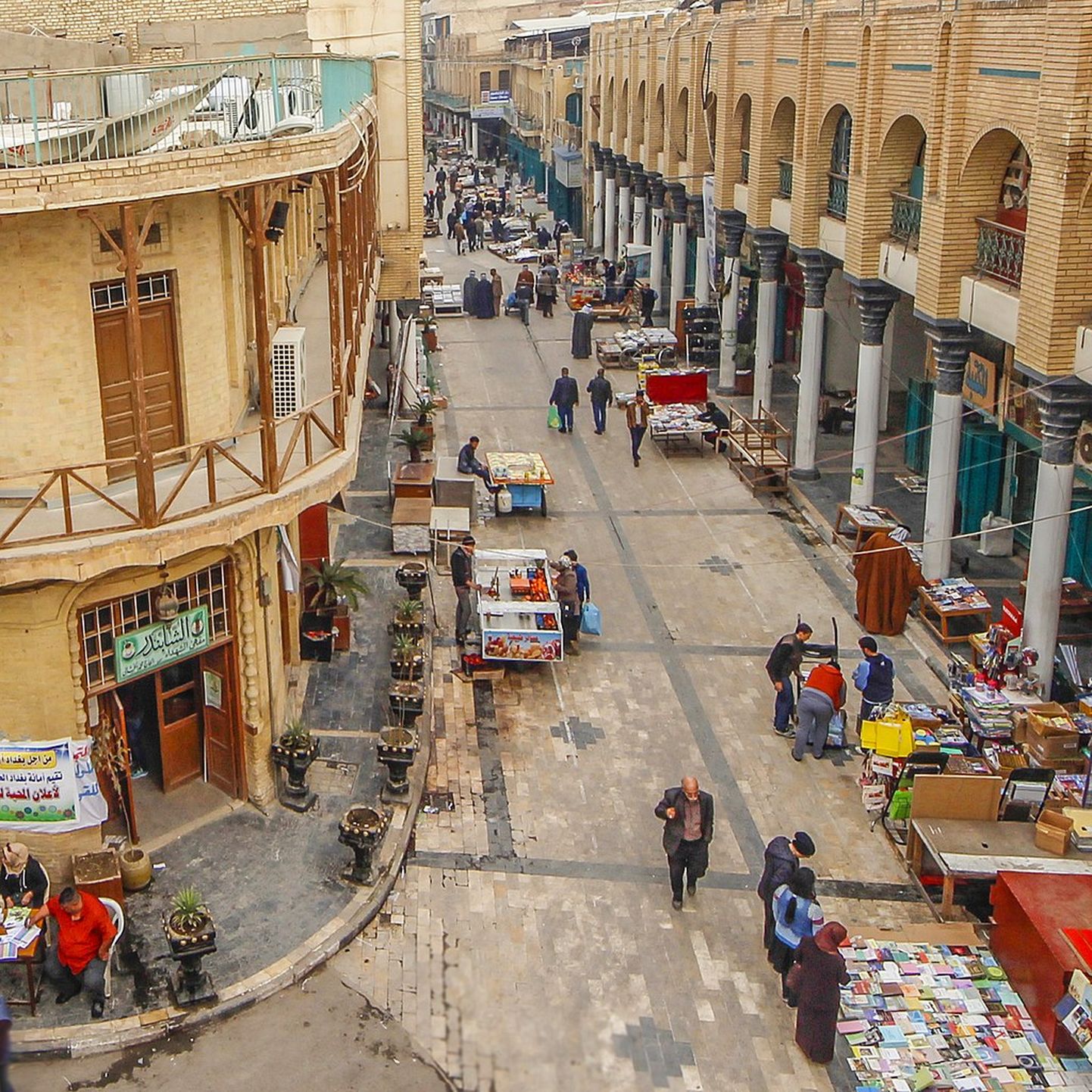 Turistidel tuleb olla valvas ka ostetud kauba legaalsuse küsimuses. Pildil turutänav Baghdadis.