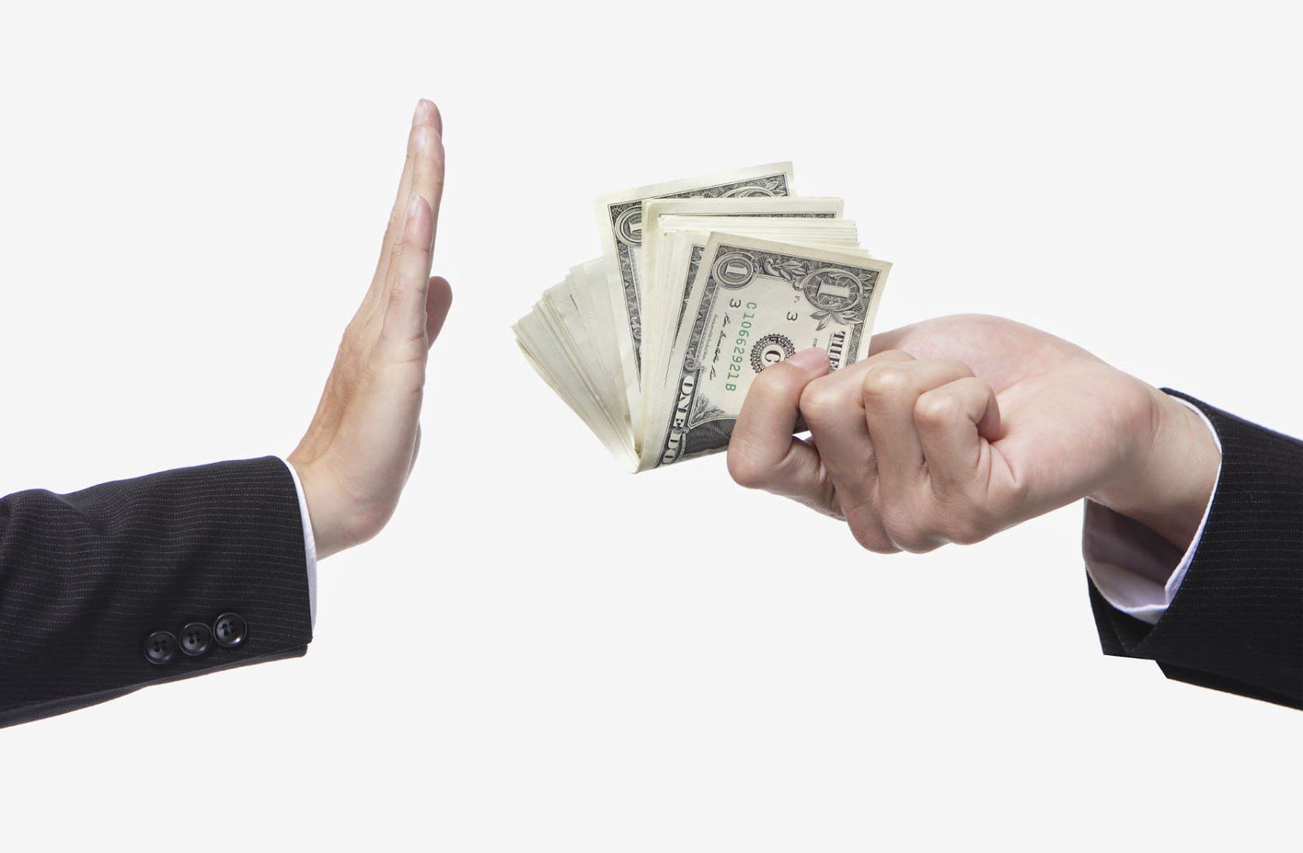 Offer me money. Человек отказывается от денег. Деньги в руках. Рука протягивает деньги. Взятка.