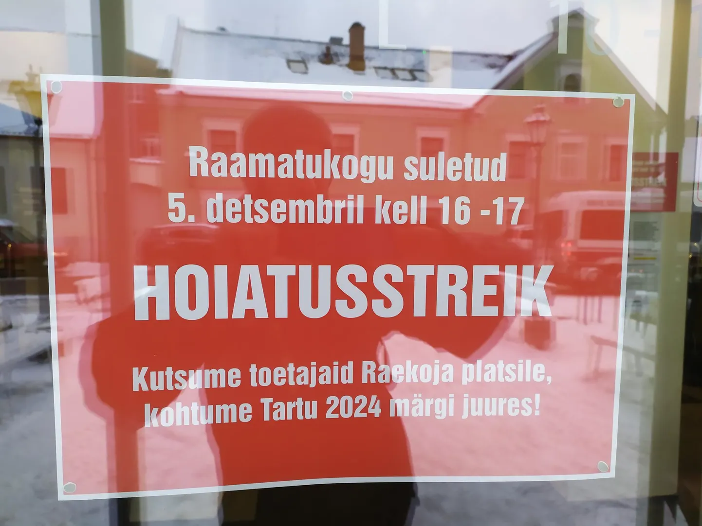 Tartu linnaraamatukogu uksel seisab silt, mis annab teada, et 5.detsembril toimub hoiatusstreik ja sellel ajal ton raamatukogu suletud.