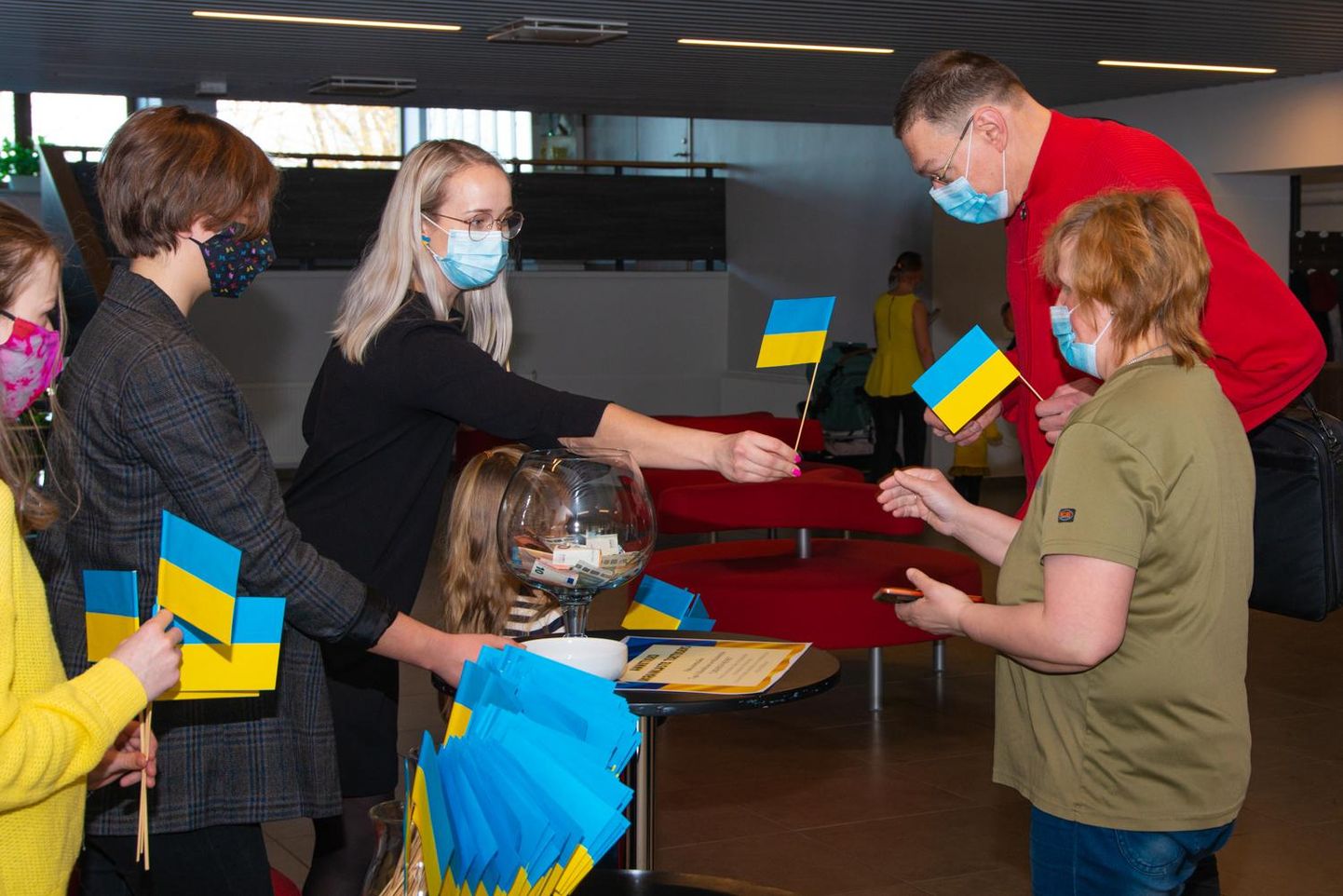 Kontserdikülastajatele jagati Ukraina lippe, annetuse sai pista suure klaasi sisse.