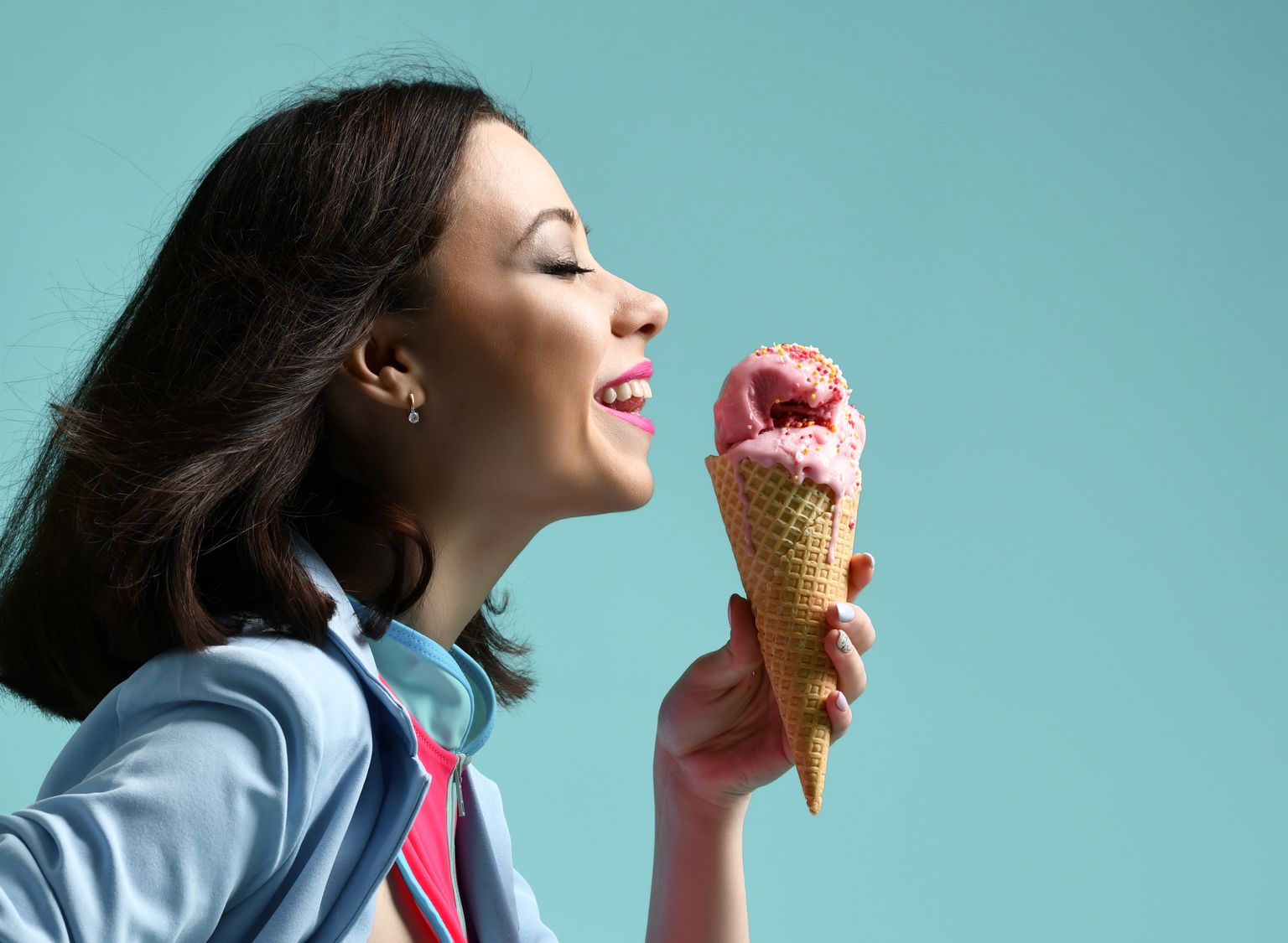 Девушка ест мороженое. Иллюстративное фото