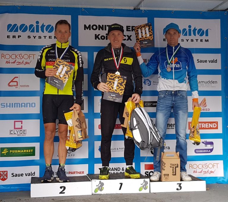 Tarmo Mõttus (keskel) võitjana Helari Pallase (vasakul) ja Margus Miksoni vahel eelmise hooaja Eesti cyclocrossi karikasarja Koidu etapi järel.
