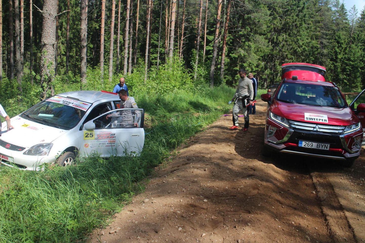 Rally Estonia korraldajate meeskonda kuuluv Silver Kütt (vasakul) andis Viru rallile väga hea hinnangu. Viimase lõpetajana protokolli kantud mehe häid muljeid ei rikkunud asjaolu, et kohati tekkis raskusi teel püsimisega.